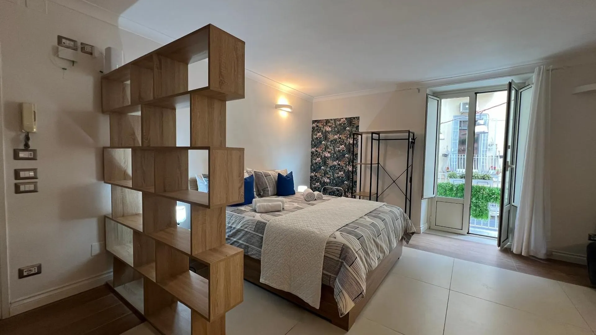 Queen House Naples