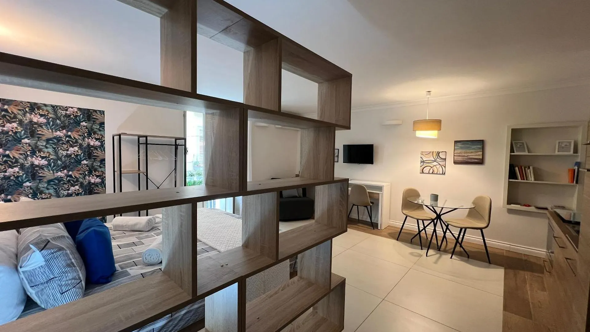 Queen House Naples 0*,