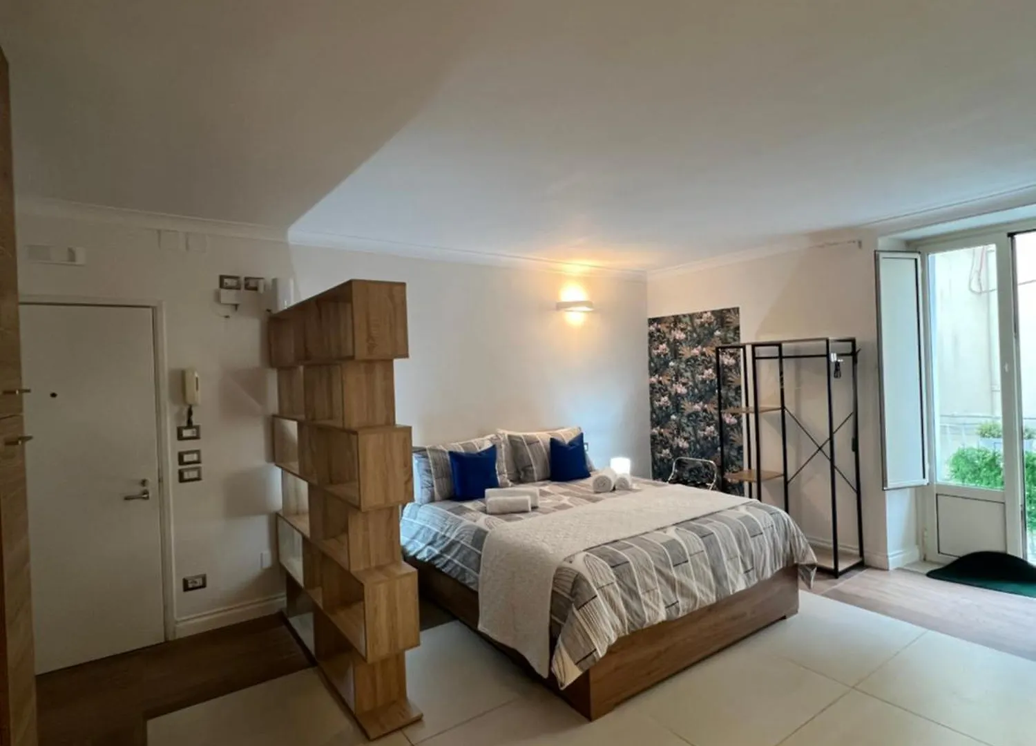 Queen House Naples 0*,  Italy